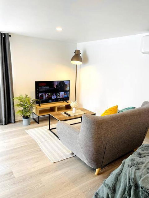 Newly Renovated Contemporary Private Studio Near Hobart CBD And Airport - Accommodation Daintree 3