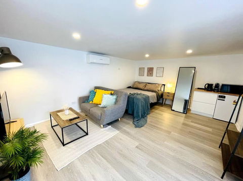 Newly Renovated Contemporary Private Studio Near Hobart CBD And Airport - Accommodation Daintree 0