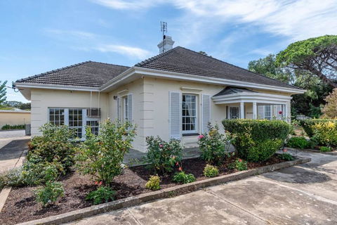 Normanville, Large Historic Three Bedroom Home - Accommodation Daintree 0