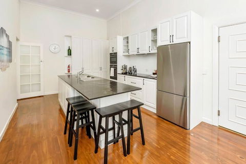 Normanville, Large Historic Three Bedroom Home - Accommodation Daintree 2