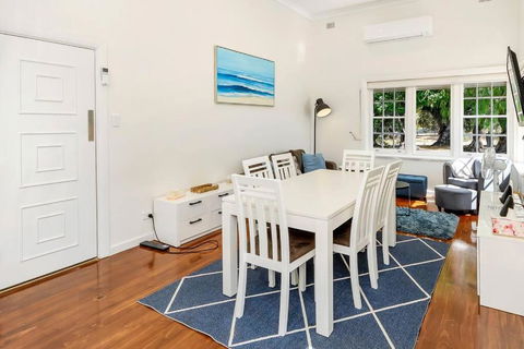 Normanville, Large Historic Three Bedroom Home - Accommodation Daintree 3