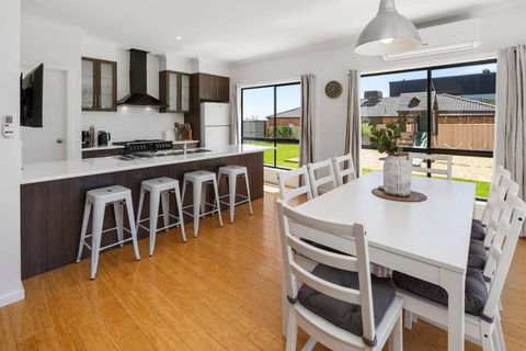 Oriana Grande- 5 Bdrm Sleeps 14 Beach View Wifi - Accommodation Daintree 3