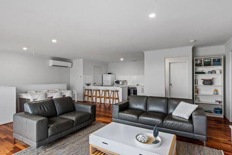 One Merino Panoramic Beach House Modern Sleeps 10 - Accommodation Daintree 2