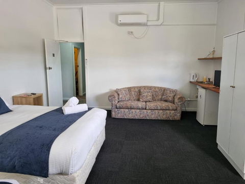 Parkes Hotel - Accommodation Daintree 2
