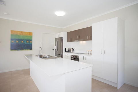Petrie Beach Holiday Home - Accommodation Daintree 3