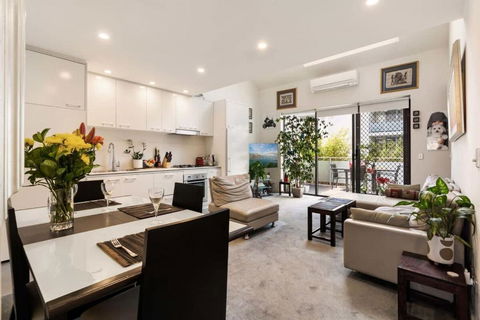 Poolside Apartment Opposite Redfern Park - Accommodation Daintree 0
