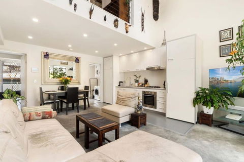 Poolside Apartment Opposite Redfern Park - Accommodation Daintree 1