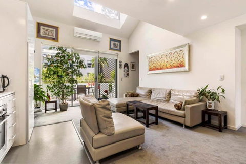 Poolside Apartment Opposite Redfern Park - Accommodation Daintree 3