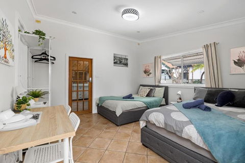 Quadruple Ensuite Room - Nearby Stations & Shops - Accommodation Daintree 0