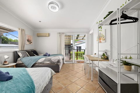 Quadruple Ensuite Room - Nearby Stations & Shops - Accommodation Daintree 1