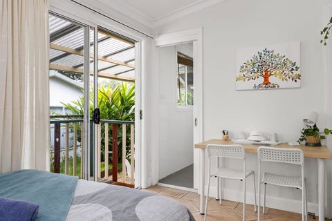Quadruple Ensuite Room - Nearby Stations & Shops - Accommodation Daintree 3