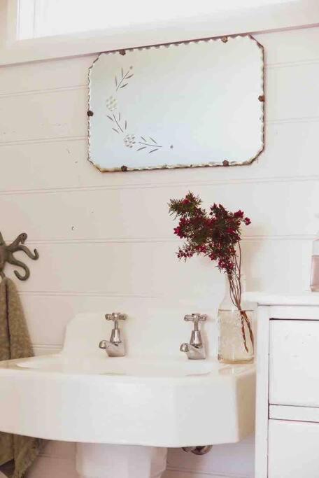 Quaint And Intimate 1-bed Seaside Cottage - Accommodation Daintree 3