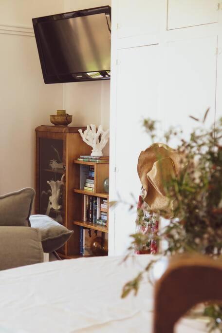 Quaint And Intimate 1-bed Seaside Cottage - Accommodation Daintree 1