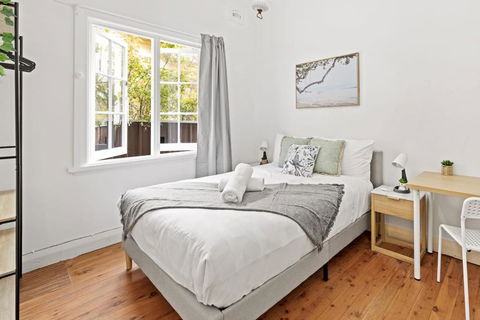Quaint Double Room - Seconds To Shops & Eateries - Shared Bathroom - Accommodation Daintree 0