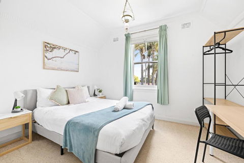 Quaint Double Room - Seconds To Shops & Eateries - Shared Bathroom - Accommodation Daintree 2