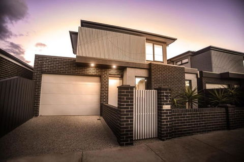 Raven West House I Corporate Or Holiday - Accommodation Daintree 0