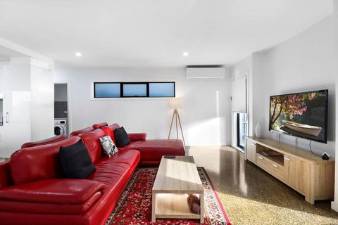 Raven West House I Corporate Or Holiday - Accommodation Daintree 1
