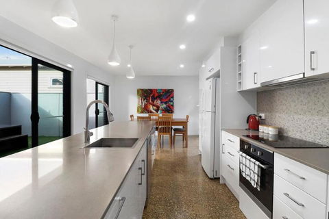 Raven West House I Corporate Or Holiday - Accommodation Daintree 3