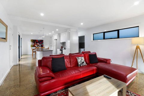 Raven West House I Corporate Or Holiday - Accommodation Daintree 2