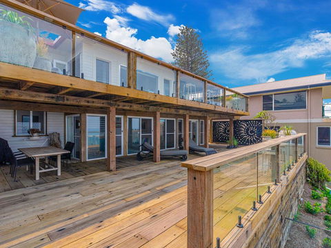 Beach Shack On Main Yamba Magnificent Views Photos Available Shortly Free WiFi - Accommodation Daintree 3
