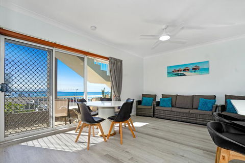 Beachcomer, Unit 2 - The Entrance, NSW - Accommodation Daintree 3