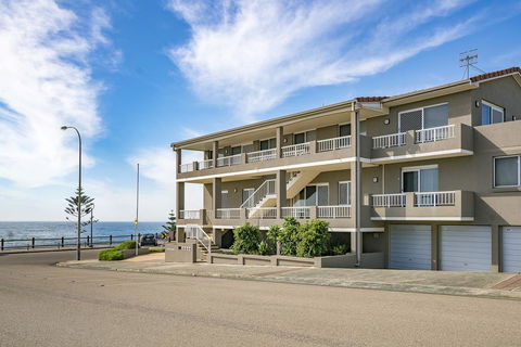 Beachcomer, Unit 2 - The Entrance, NSW - Accommodation Daintree 0