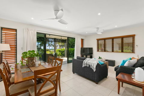 Beachfront Apartment With Ocean Views - Accommodation Daintree 2