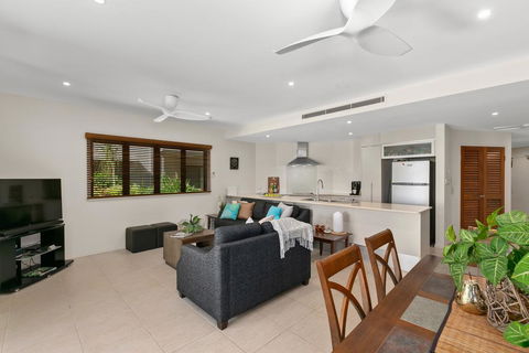 Beachfront Apartment With Ocean Views - Accommodation Daintree 3