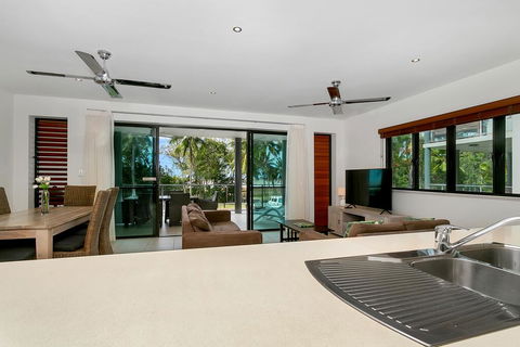 Beachfront Apartment With Ocean Views (4) - Accommodation Daintree 3