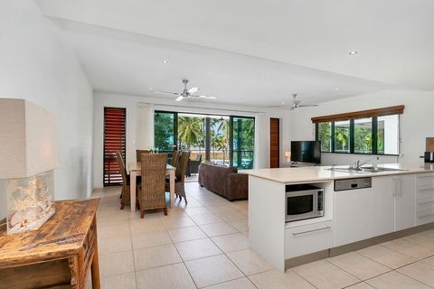 Beachfront Apartment With Ocean Views (4) - Accommodation Daintree 2