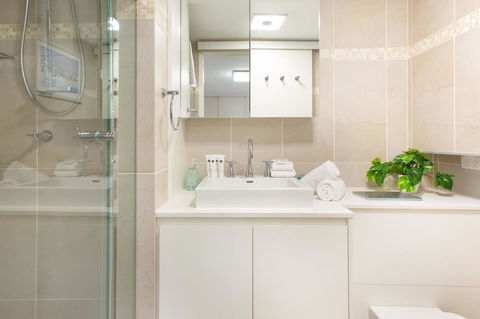 Beachfront Manly Apartment With Parking And Balcony - Accommodation Daintree 2