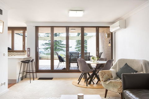 Beachfront Manly Apartment With Parking And Balcony - Accommodation Daintree 0