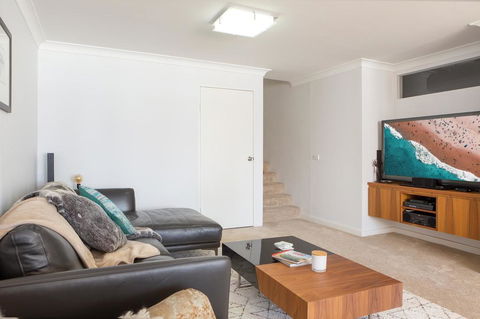 Beachfront Manly Apartment With Parking And Balcony - Accommodation Daintree 3