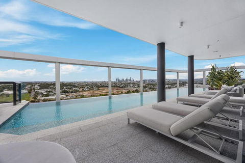 Rivello Apartments - Free Secure Car Park, 6km To City, Ferry Terminal, Eat Street, Rooftop Pool, Sauna, Portside Dinning - Accommodation Daintree 1
