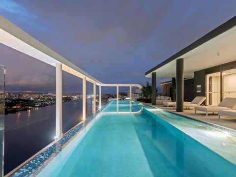 Rivello Apartments - Free Secure Car Park, 6km To City, Ferry Terminal, Eat Street, Rooftop Pool, Sauna, Portside Dinning - Accommodation Daintree 0