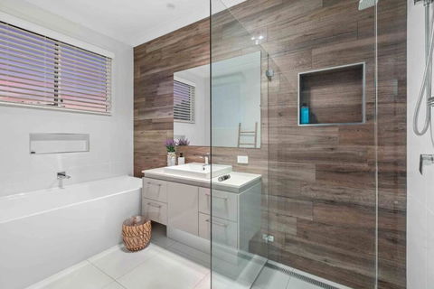 Redcliffe CBD Family Beach House - Accommodation Daintree 3