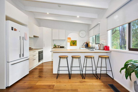 Renovated 5 Bedroom Retreat With Deck Fireplace - Accommodation Daintree 0