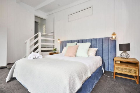 Renovated 5 Bedroom Retreat With Deck Fireplace - Accommodation Daintree 3