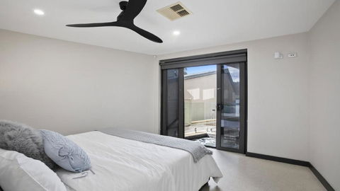 Riptides Booker Bay -Waterfront Apartment, Walk To Shops & Cafes - Accommodation Daintree 3