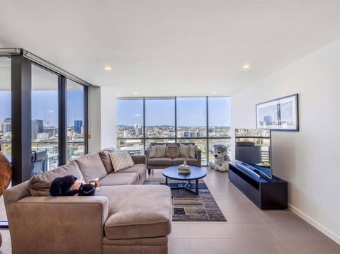 Riverview 2BR Delicate Apt, 1min To Train Station - Accommodation Daintree 1