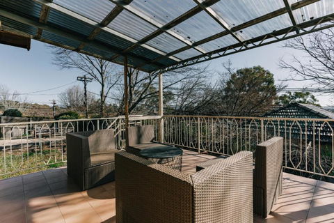 Restful Canberra Retreat In Spacious Terrace Home - Accommodation Daintree 2