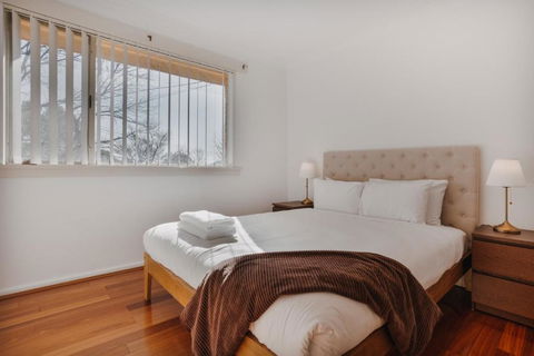 Restful Canberra Retreat In Spacious Terrace Home - Accommodation Daintree 3