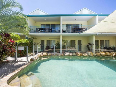 SAILS 9 Beachfront Getaway Horseshoe Bay - Accommodation Daintree 0