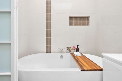 Room In Large Home 6 Min To CBD - Accommodation Daintree 1