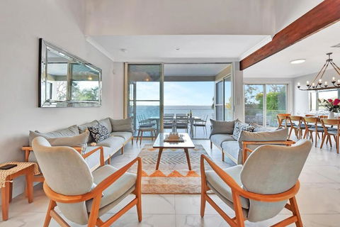 Royal Retreat Peaceful Lakefront - Accommodation Daintree 1
