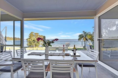 Royal Retreat Peaceful Lakefront - Accommodation Daintree 2