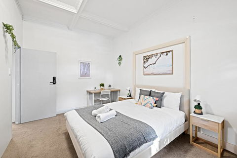 Rustic Queen Room - Seconds To Stores & Eateries - Shared Bathroom - Accommodation Daintree 1