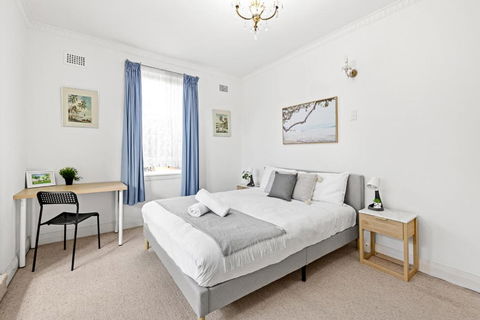 Rustic Queen Room - Seconds To Stores & Eateries - Shared Bathroom - Accommodation Daintree 3