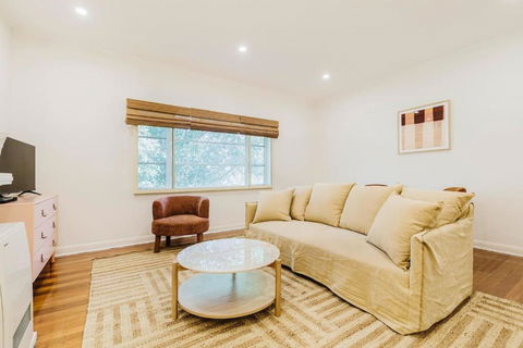 Salmon Calm - Trendy Velvet Allure By Albert Park - Accommodation Daintree 2