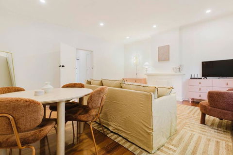 Salmon Calm - Trendy Velvet Allure By Albert Park - Accommodation Daintree 3